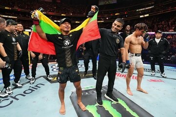 試合後、肩を落とす平良達郎（右＝©Zuffa LLC/UFC）