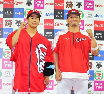  お立ち台に呼ばれた広島・鈴木誠(右)と玉村