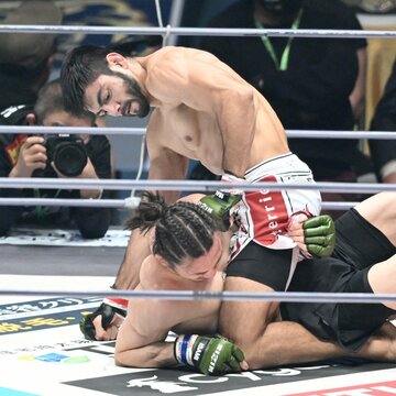  矢地(下)を完封したソウザ（東スポWeb）