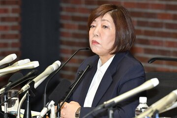 会見した林真理子理事長