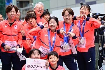 パレードに参加した（左から）三浦佳生、佐藤駿、中井亜美、鍵山優真、坂本花織