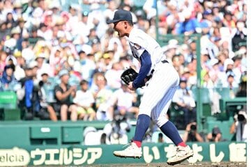 勝利を収めガッツポーズする有明・斉藤