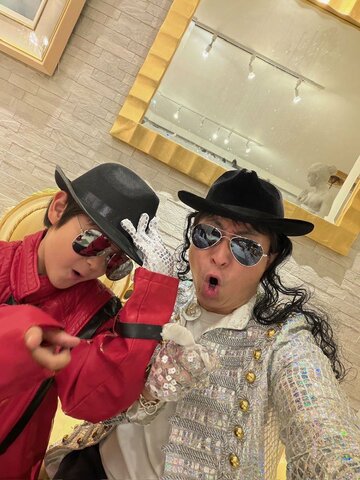 愛息と「マイケルコスプレ」を披露した有村昆