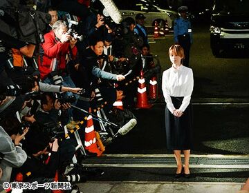  報道陣の前まで歩み寄り、被害者へ謝罪した吉澤ひとみ被告