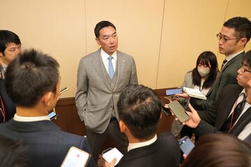 スタッフミーティング後、取材に応じた巨人・阿部監督（代表撮影）