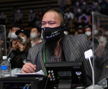  解説するオーカーン（東スポWeb）