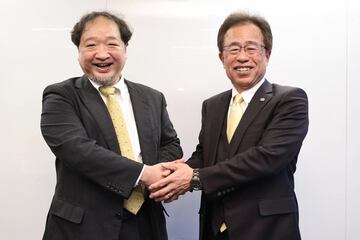 粟井球団社長（右）と握手する平鍋幸治東京スポーツ新聞社社長