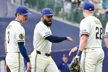 パドレスに勝利しチームメイトと喜び合うルイス・レンヒーフォ（中央）（ロイター）
