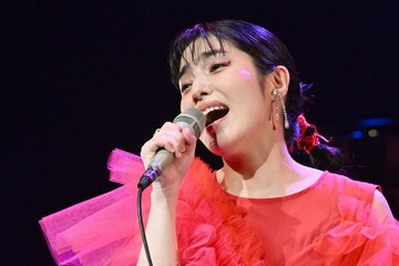 熱唱する城南海