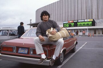 サンディエゴの試合会場前で記念撮影する「トラ・ヤツ」時代の谷津嘉章