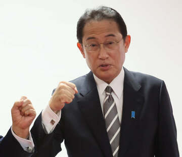  選挙ポスター撮影時には岸田首相の肩にフケらしきものは見当たらないが…