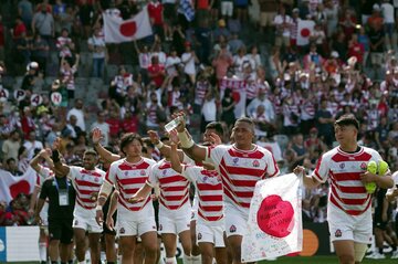 チリ戦に勝ち声援にこたえる日本代表（ロイター）