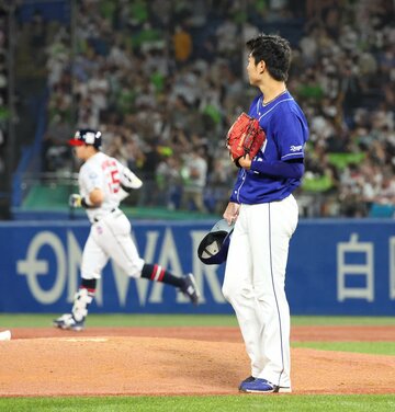  ６回、ヤクルト・村上(左奥)に一発を許した中日・高橋宏は…思わず脱帽（東スポWeb）