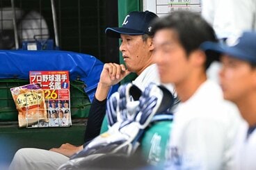 ベンチで渋い表情の西武・西口監督(奥)