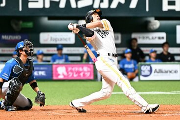 4回、15号ソロを放つソフトバンク・柳田