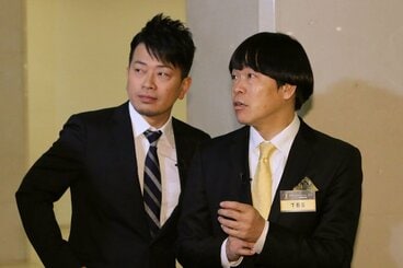 宮迫博之(左)と蛍原徹