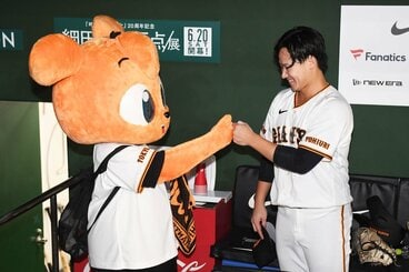 プロ初完投を記録し、試合後にキッズジャビット(左)とグータッチする巨人・井上温大