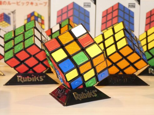 40年以上の歴史誇るルービックキューブ 最新作は障害を超えて遊べる
