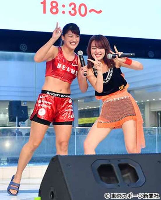 シュートボクシングの絶対女王・RENA(左)とアイドルグループ「アップアップガールズ(仮)」の関根梓