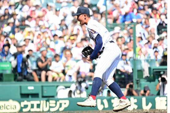 勝利を収めガッツポーズする有明・斉藤