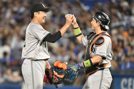 ３年ぶり完封勝利を飾った菅野智之（左）は小林誠司とハイタッチ