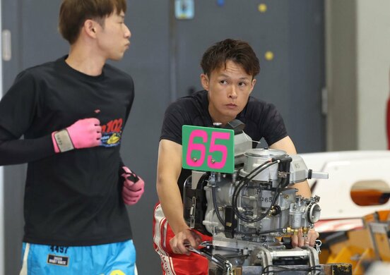 65号機を手にした宮地元輝
