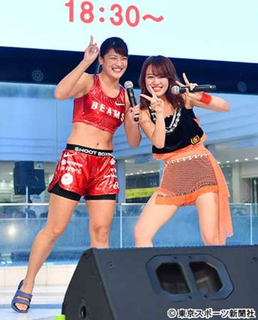 シュートボクシングの絶対女王・ＲＥＮＡ（左）とアイドルグループ「アップアップガールズ（仮）」の関根梓