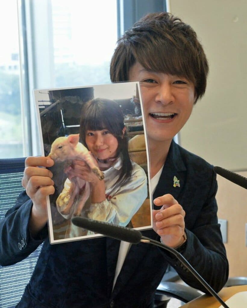 結婚発表で小林の写真を手に笑顔の瀧上