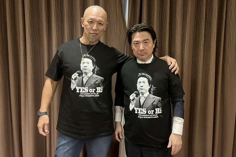 平井Ｔシャツで会見に出席した村上和成と平井代表