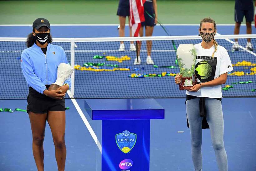  大坂は決勝を棄権して準優勝。右は優勝したビクトリア・アザレンカ(ロイター＝USA TODAY)