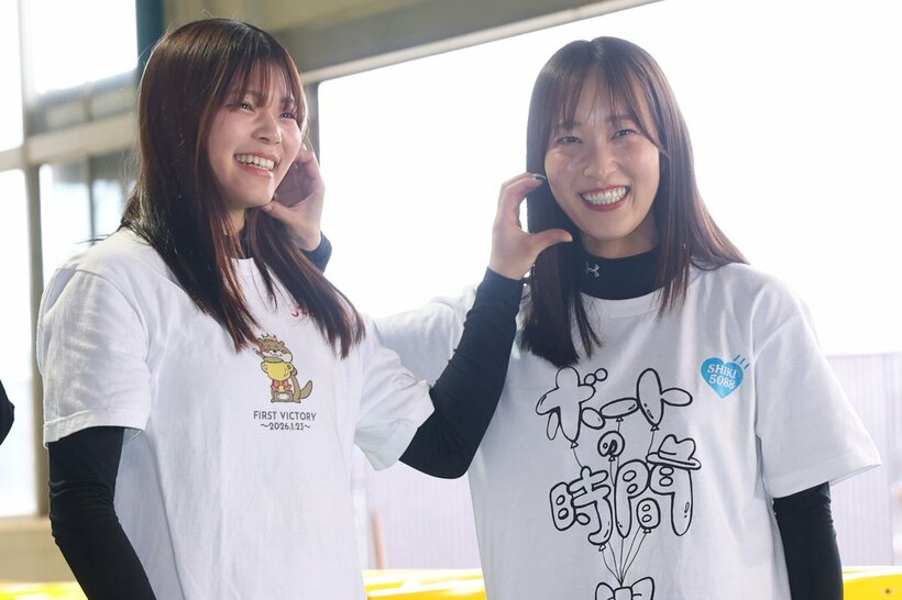 ファン投票２位の井上遥妃(左)とともに、記念撮影に納まる高憧四季