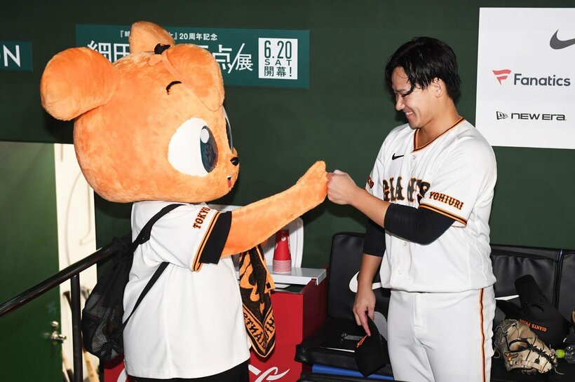 プロ初完投を記録し、試合後にキッズジャビット(左)とグータッチする巨人・井上温大