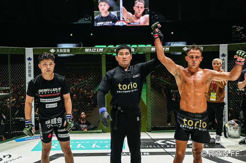 ４月１１日の試合で後藤丈治（左）に判定勝ちしたダニー・サバテロ