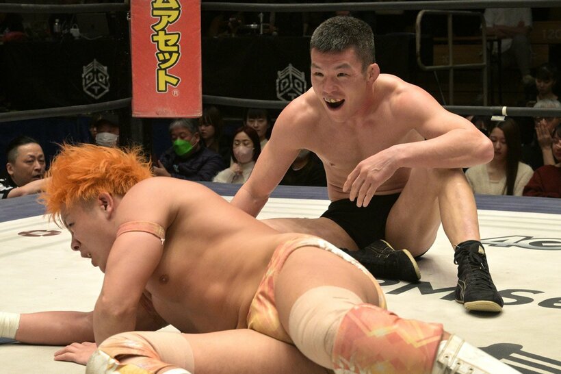 時間切れ引き分けで終えた青木真也（右）と宮脇純太