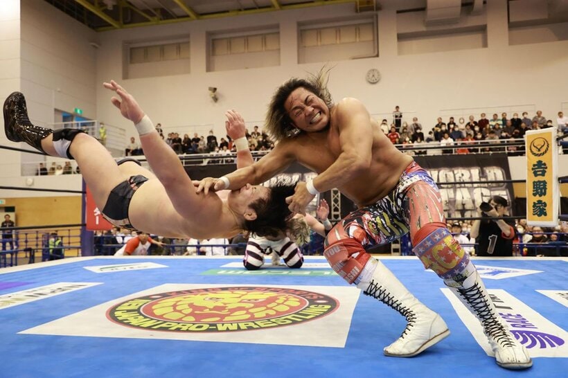 大岩陵平(左)と激しい攻防を繰り広げた棚橋弘至