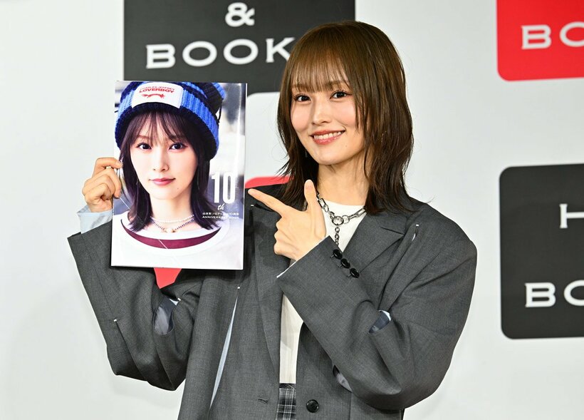 ANNIVERSARY　BOOKを持つ山本彩