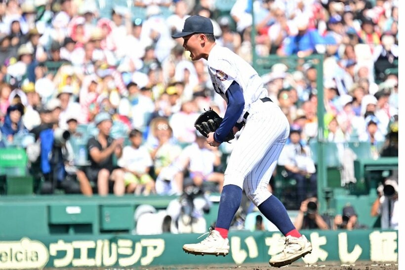 勝利を収めガッツポーズする有明・斉藤