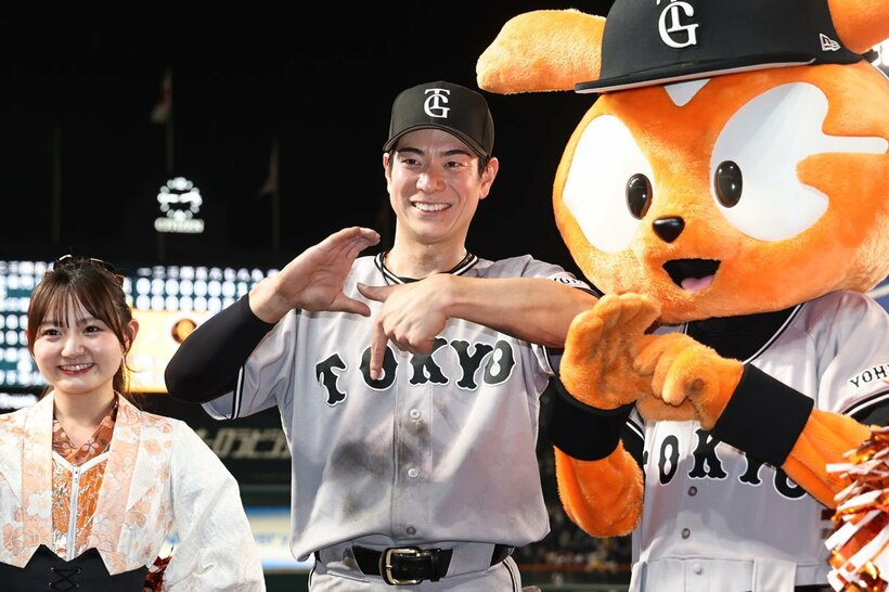 甲子園のお立ち台に立った巨人・松本剛