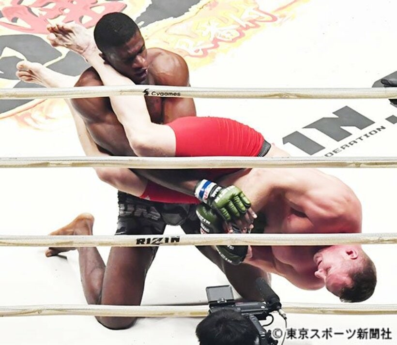  シモン・ビヨン（左）に完敗を喫したビタリー・シュメトフ