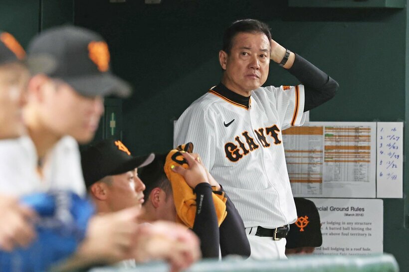 戦況をベンチで見守る巨人・原監督(右)