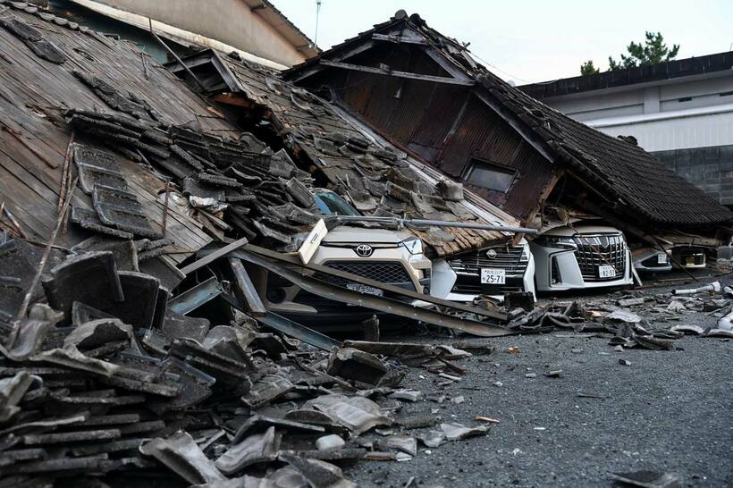 倒壊した建物（ロイター）