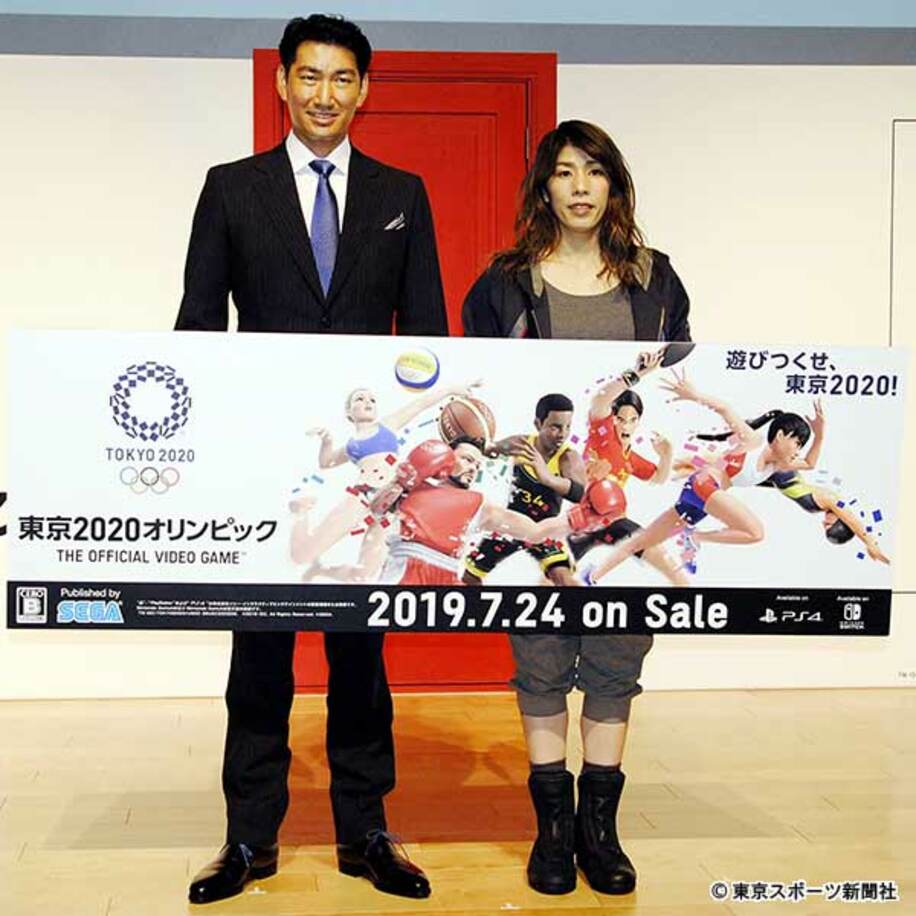  「東京２０２０オリンピック　Ｔｈｅ　Ｏｆｉｃｉａｌ　Ｖｉｄｅｏ　Ｇｅｍｅ」をＰＲする里見会長（左）と吉田