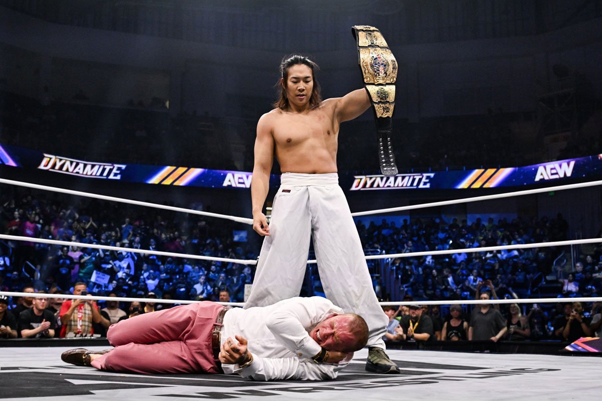 竹下幸之介（上）はカイル・フレッチャーをKOし、ベルトを掲げる（©Al Elite Wrestling）