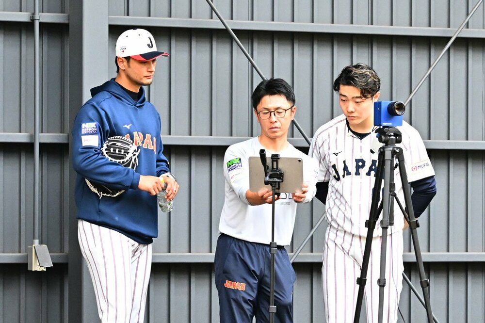 松本裕樹の投球フォームをチェックするダルビッシュ