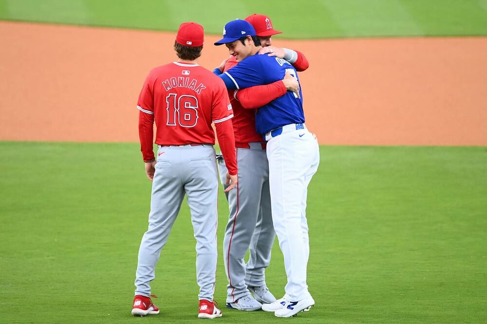 再会のハグをする大谷とトラウト（２０２４年３月）