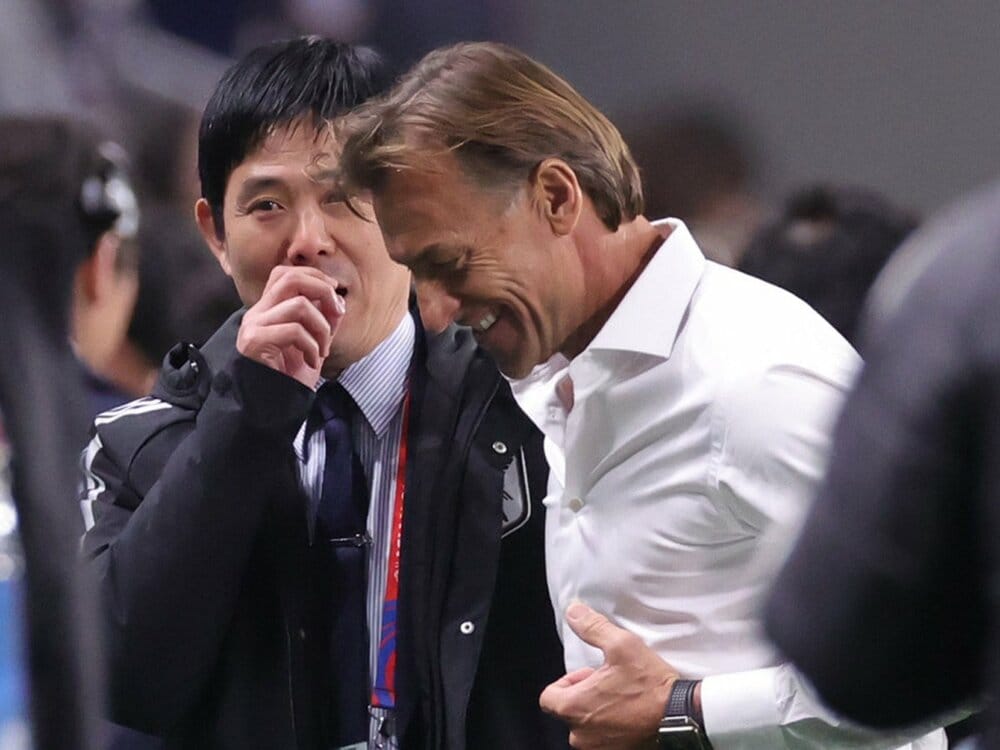 25年のW杯アジア最終予選でサウジアラビアのルナール監督と話をする森保監督