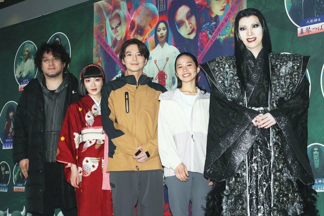 左から演出家の末満健一氏、生駒里奈、小池徹平、屋比久知奈、真琴つばさ