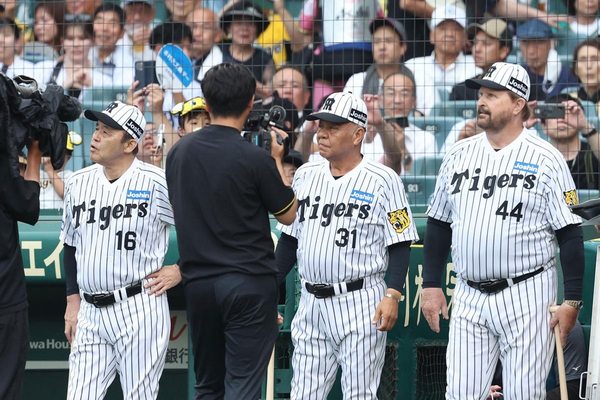 昨年のイベントで揃い踏みした阪神OBのランディ・バース氏(右)、掛布雅之氏(中)、岡田彰布氏