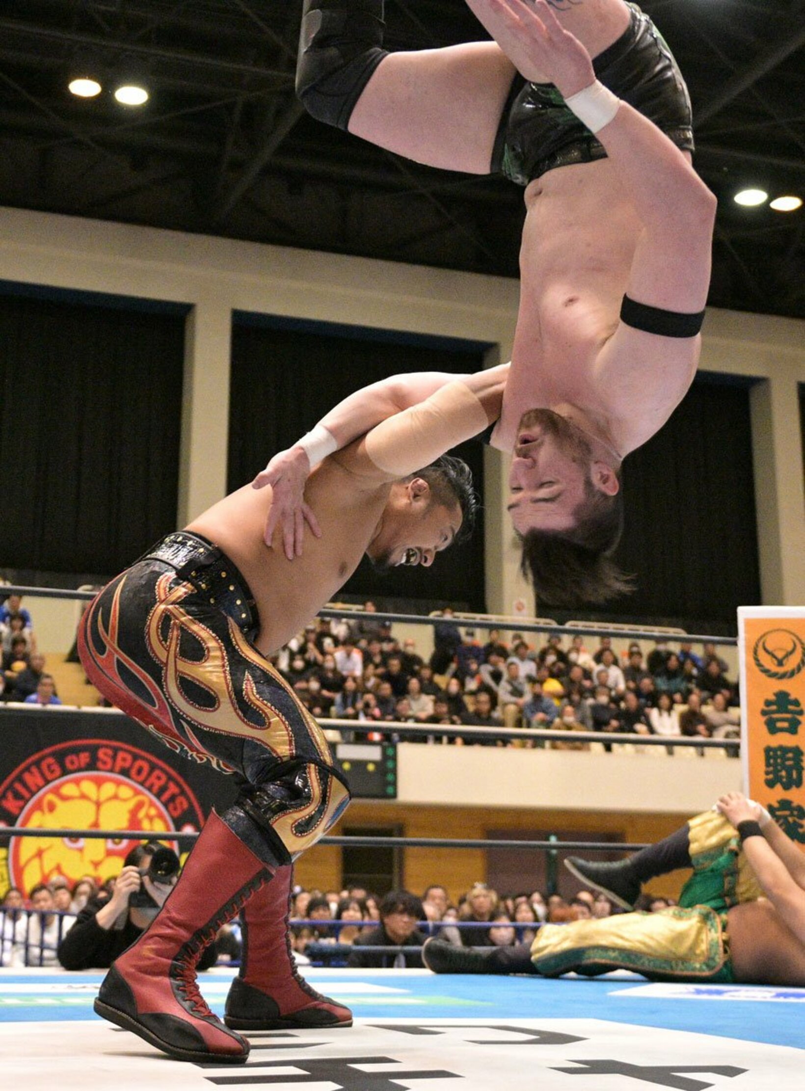 カラム・ニューマン(上)を豪快に投げる鷹木