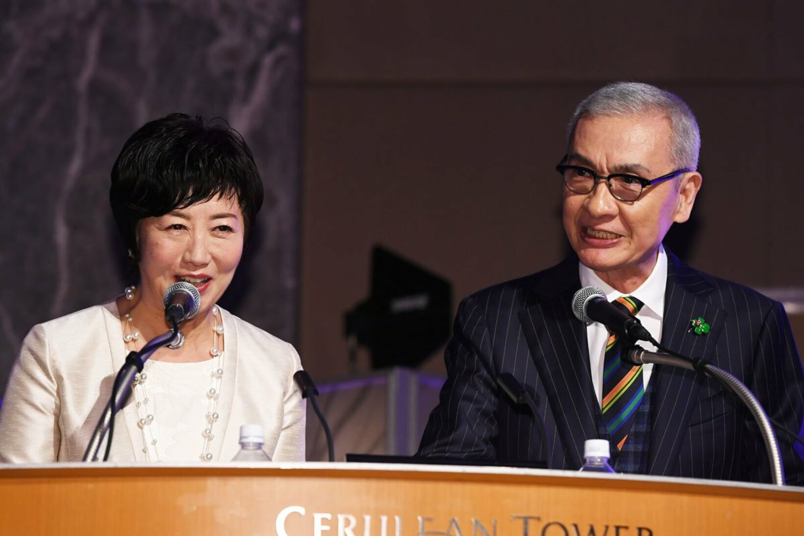 小宮悦子と並ぶ久米宏さん（２０１８年）